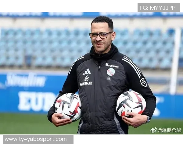 罗塞尼尔期待球队展现流畅足球让球迷尽享精彩表现 罗塞尼尔期待球队展现流畅足球让球迷尽享精彩表现